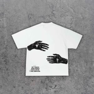 polera blanca "en sus manos"
