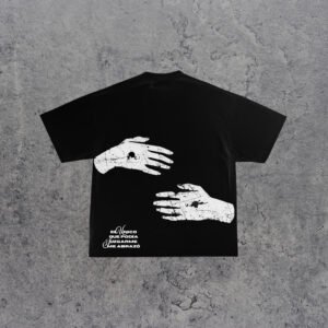 polera negra "en sus manos"