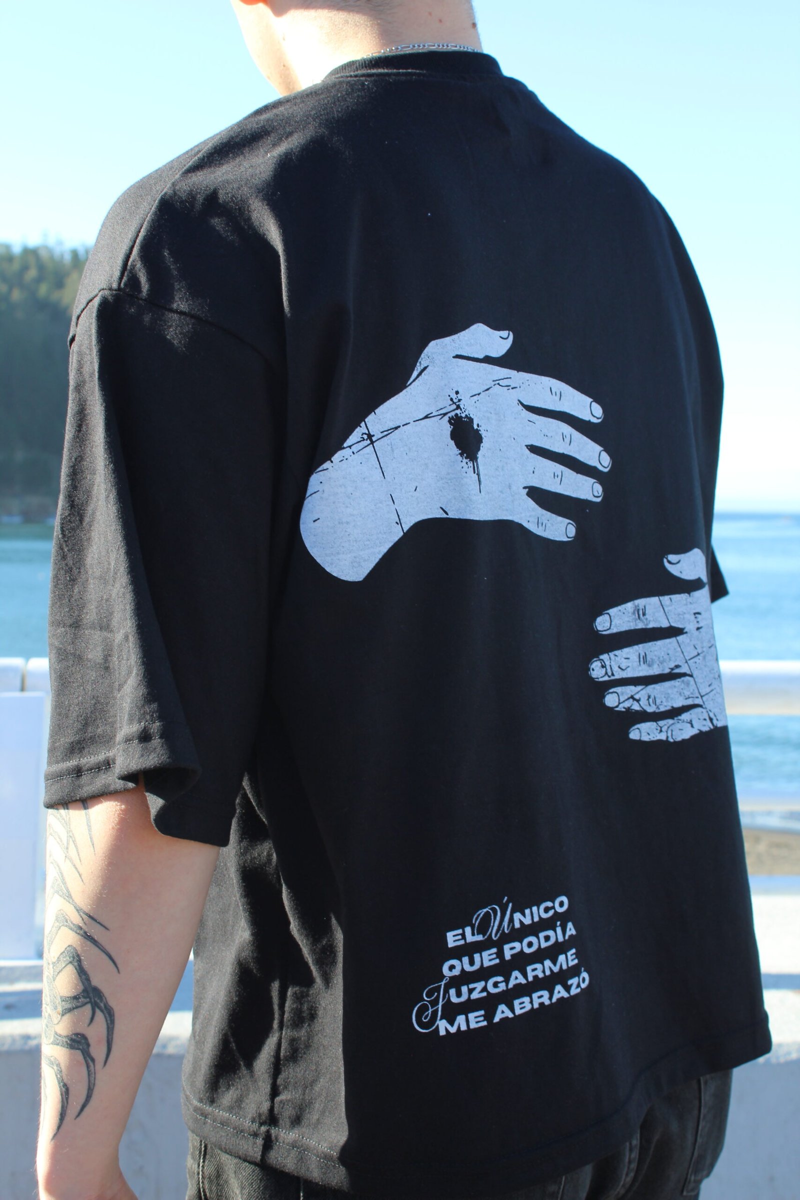 polera negra "en sus manos" polera negra "en sus manos"